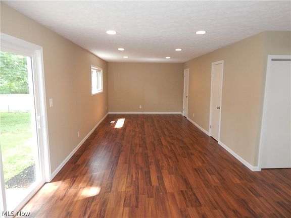 4th image of 572 Woodmere Dr