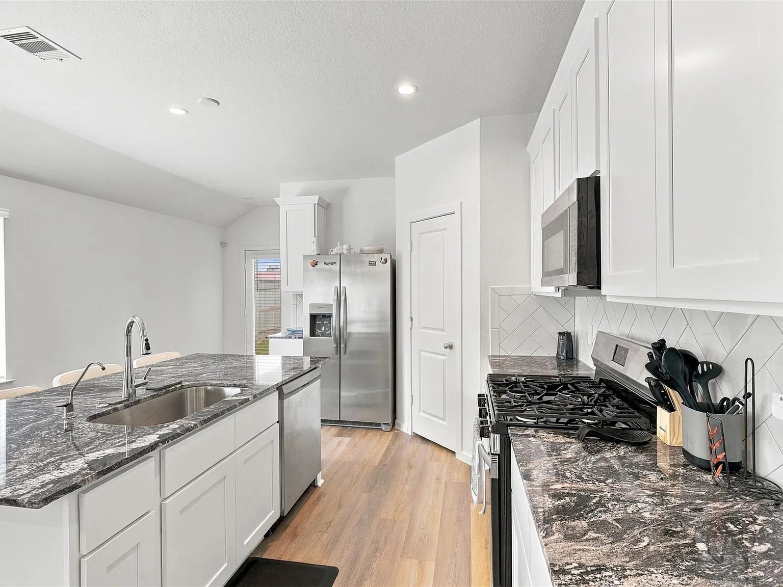 3 bed, 2.0 bath, 1592 sqft, $2,300 — Photo 4