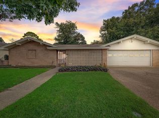 208 Plainview Dr, Hurst, TX 76054