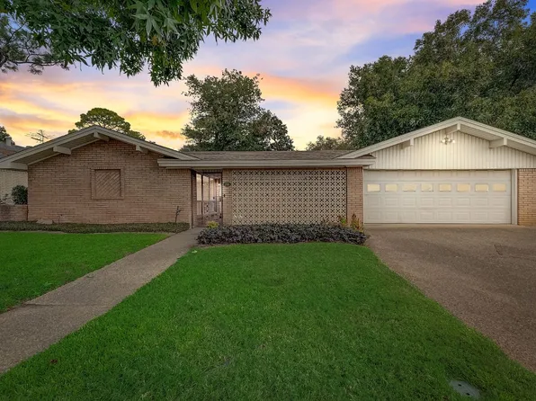 208 Plainview Dr, Hurst, TX 76054