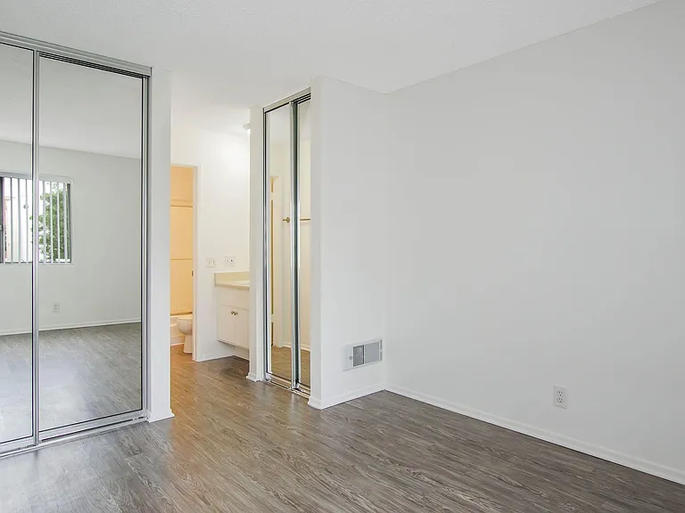 401 S Hoover — Photo 28