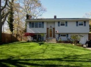 5 Hollo Dr, Holbrook, NY 11741