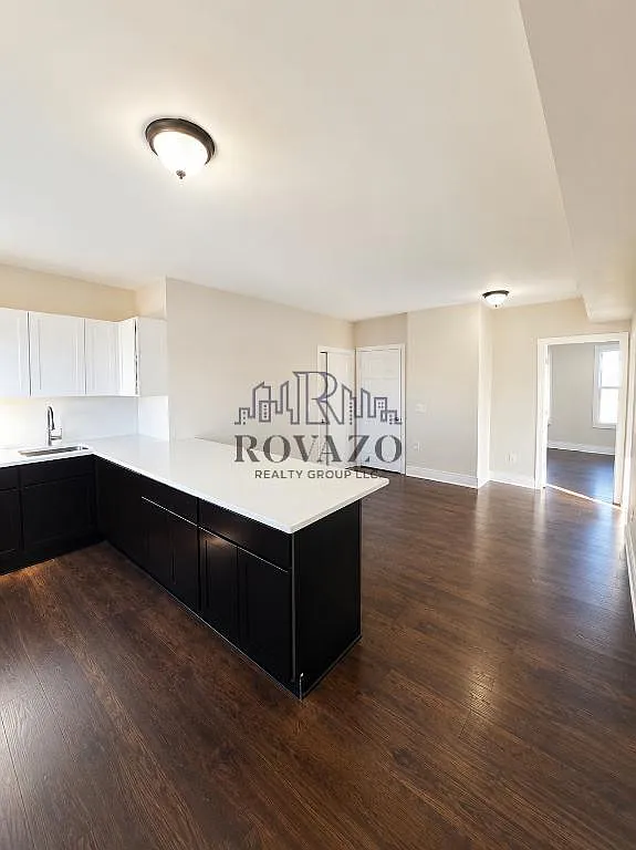 3 bed, 700 sqft, $1,900 — Photo 3