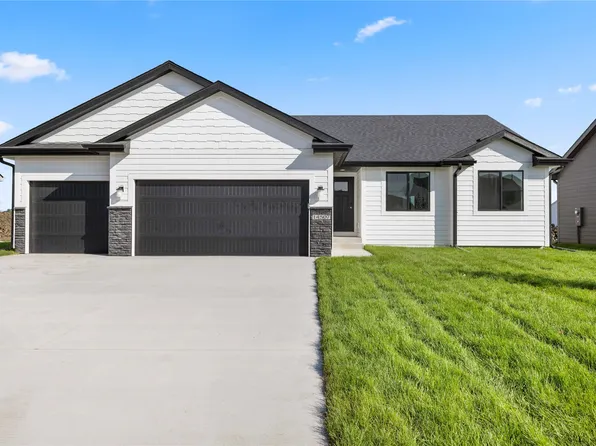 14507 N Valley Dr, Urbandale, IA 50323