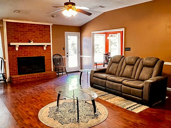 2nd image of 611 Chandler Ct