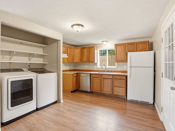 4th image of 104-108 N Colville Rd