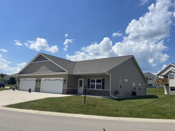805 Prairie GARDENS, Kewaskum, WI 53040