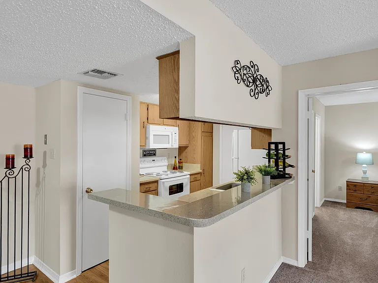 Woodlake Apartments — Photo 24