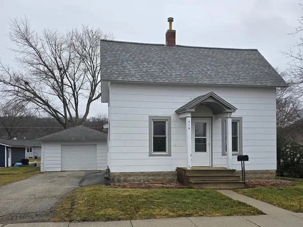 716 South Ave, Decorah, IA 52101