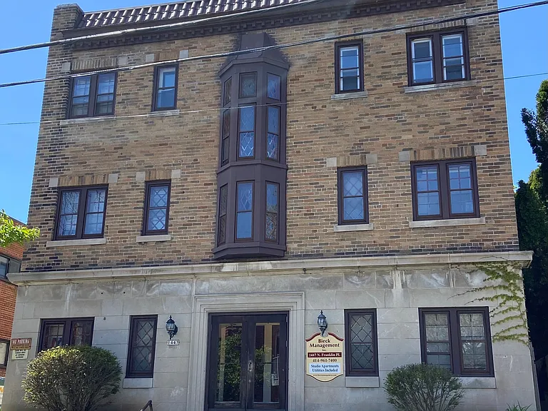 1447 N Franklin Pl — Photo 1