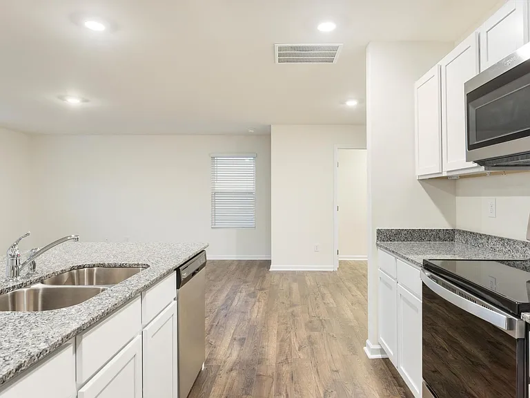 196 Quarter St — Photo 11