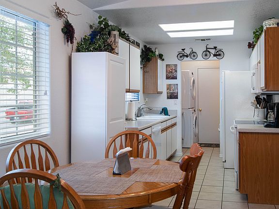 5th image of 2324 Holly Ave