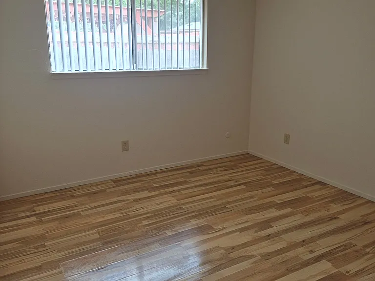 1704 Floyd Ave — Photo 8