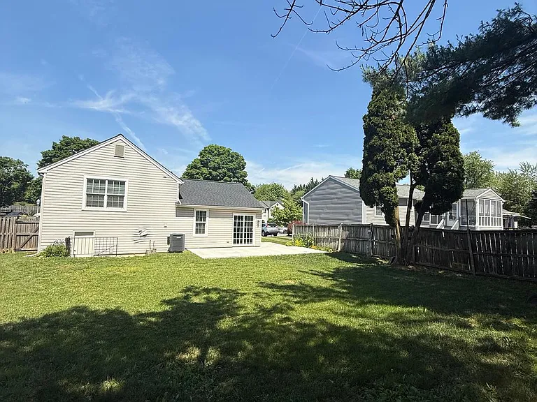 805 London Ct — Photo 33