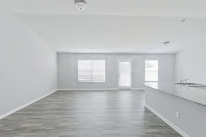 3 bed, 2.0 bath, 1800 sqft, $2,095 — Photo 2