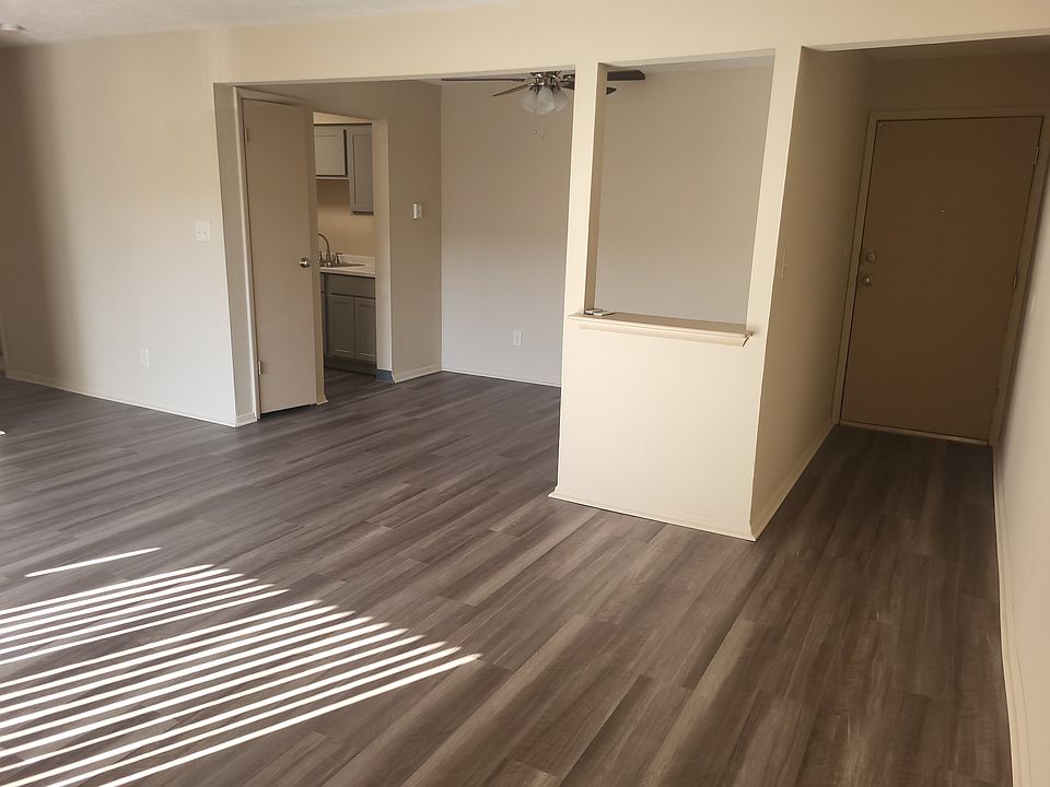 1st image of 22 Chateau Pl #6