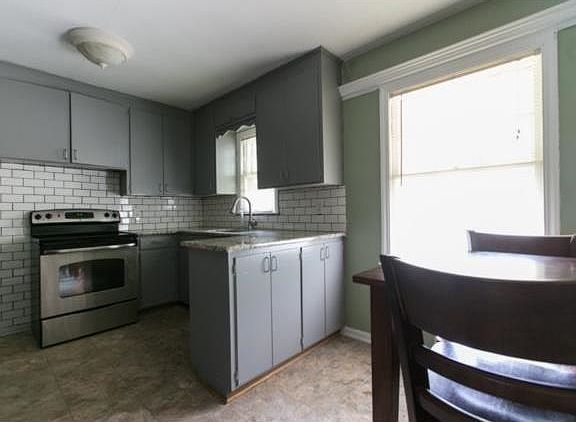 4th image of 613 W 88th Ter