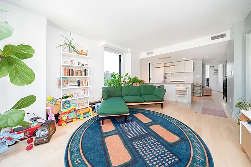111 Montgomery St Photo 1
