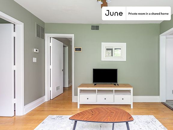 5th image of 1052 N Milwaukee Ave #C