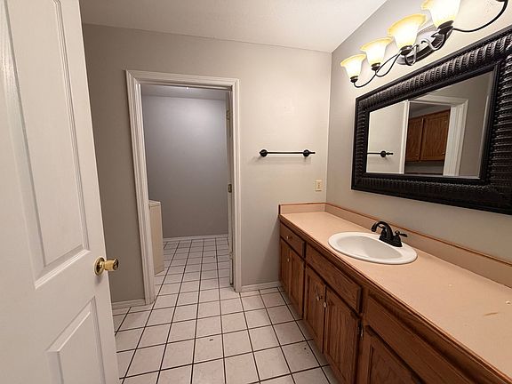 5th image of 301 W 16th Ct
