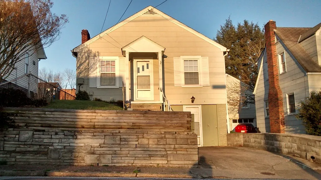210 Shepherd Ave photo 1