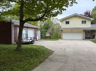 2784 Hillcrest Dr, Ionia, MI 48846