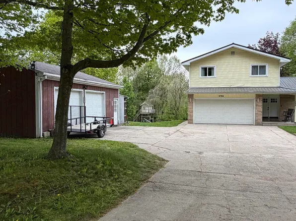 2784 Hillcrest Dr, Ionia, MI 48846