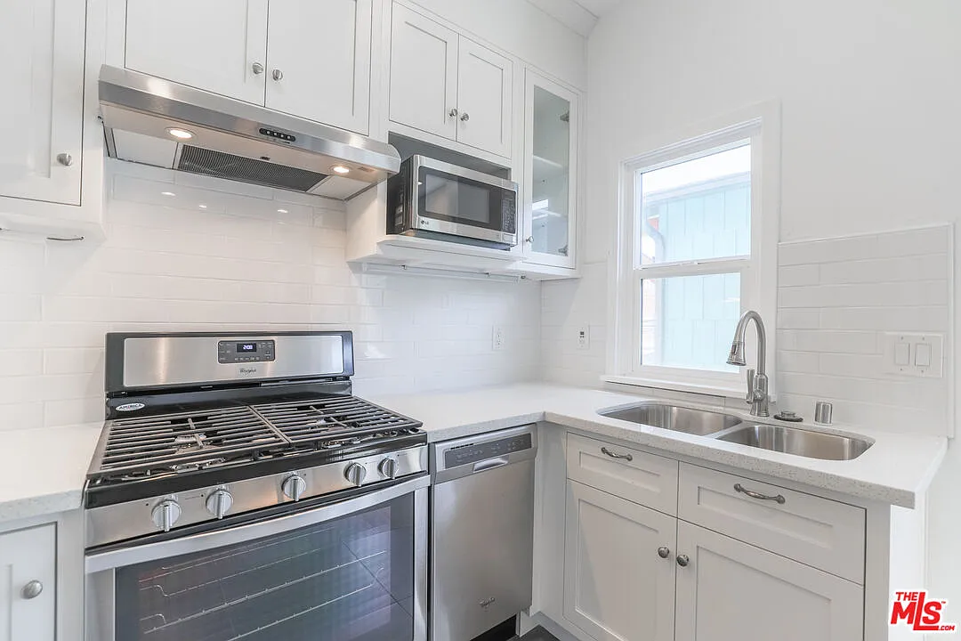 2 bed, 1.5 bath, $5,000 — Photo 3