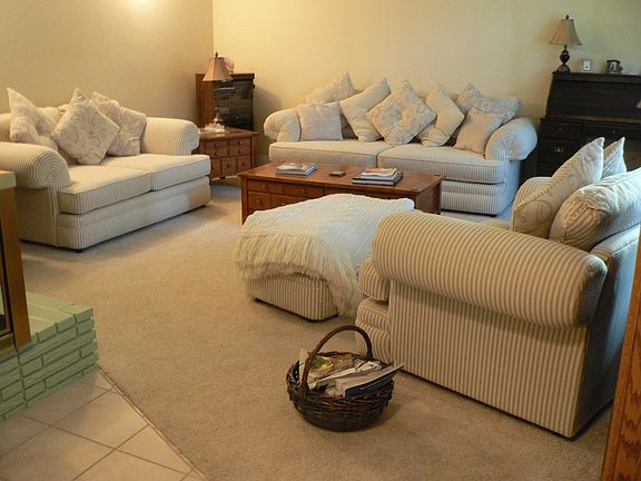 Lg. Living Room W/Firepl.