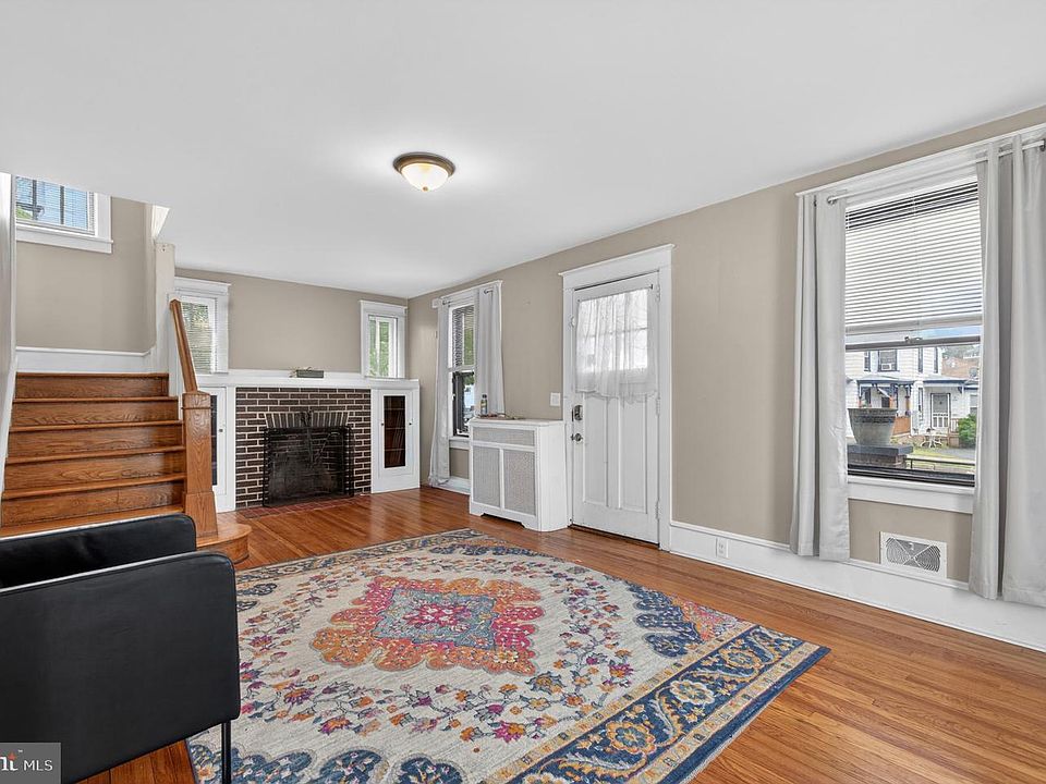 1st image of 210 E Mulberry St