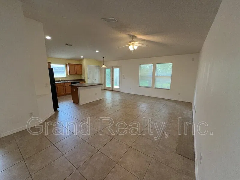 3 bed, 2.0 bath, 1692 sqft, $1,800 — Photo 4