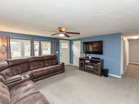3rd image of 1883 Edgewood Dr