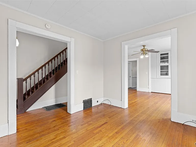 109 Center St — Photo 5