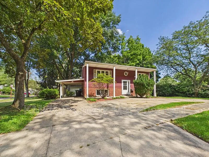 1323 Hilton Dr