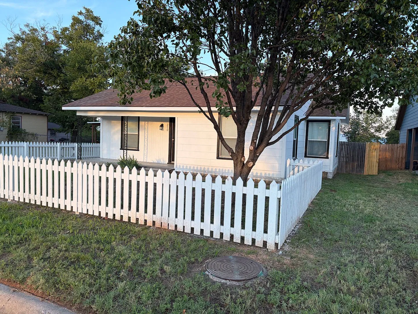 Cute 3 bedroom walk or bike to Tarleton — Photo 2