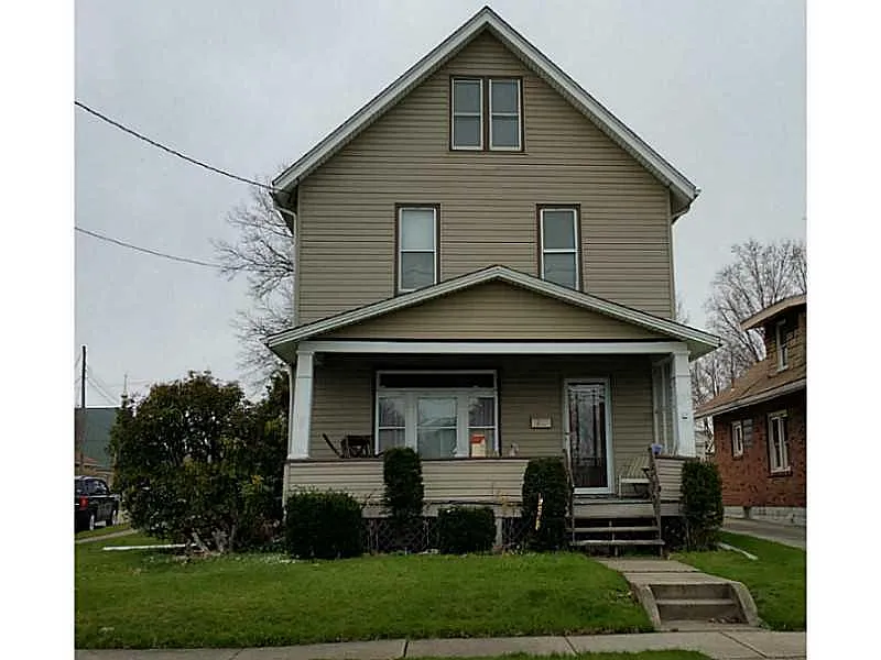 475 E 33rd St photo 1