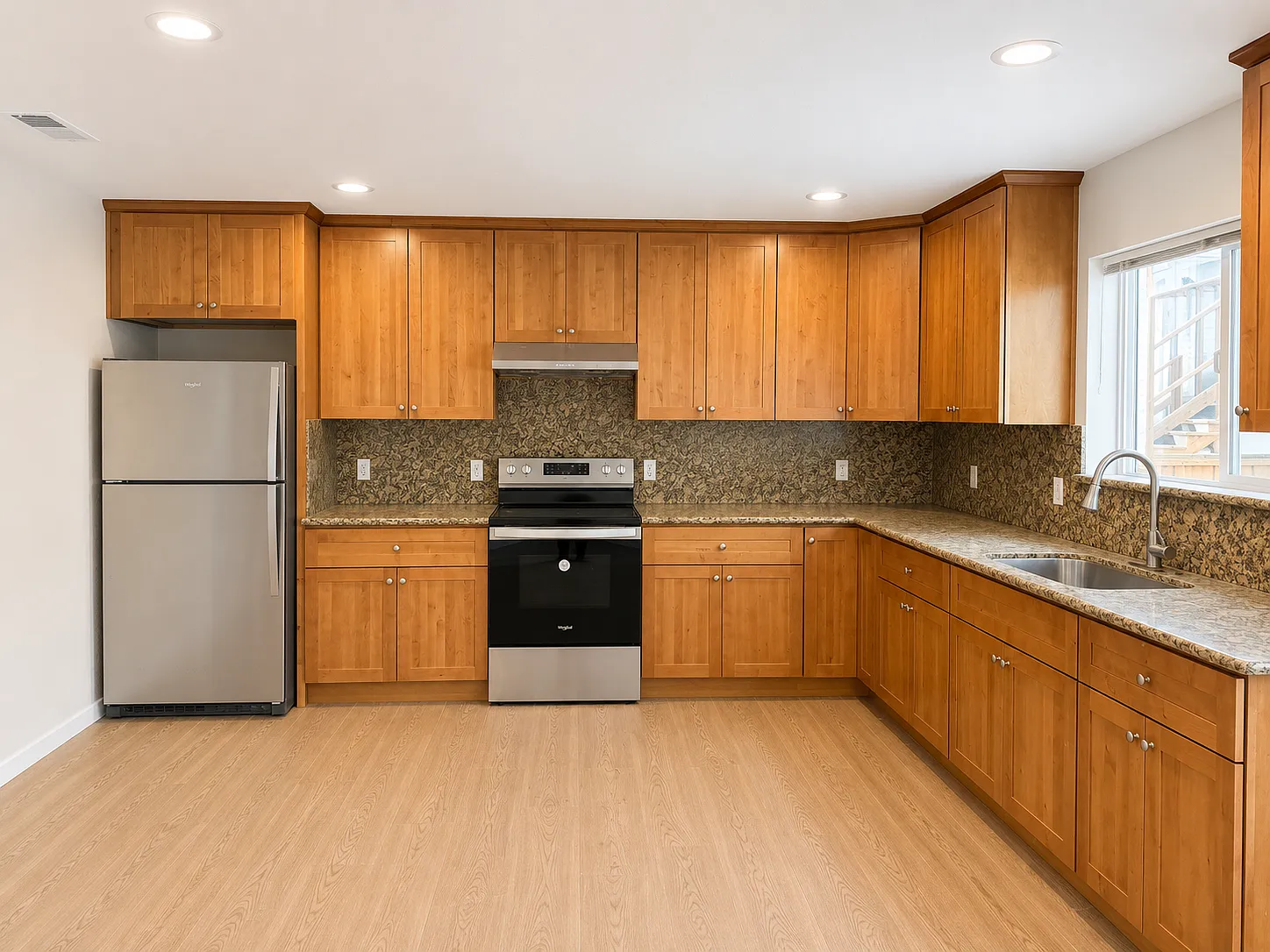3 bed, 999 sqft, $3,800 — Photo 2