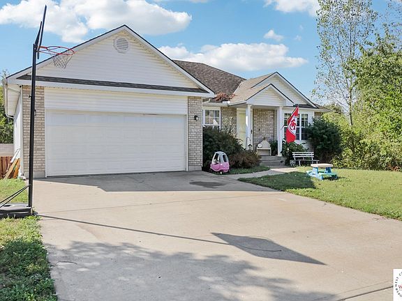 3rd image of 720 Burlington Ln
