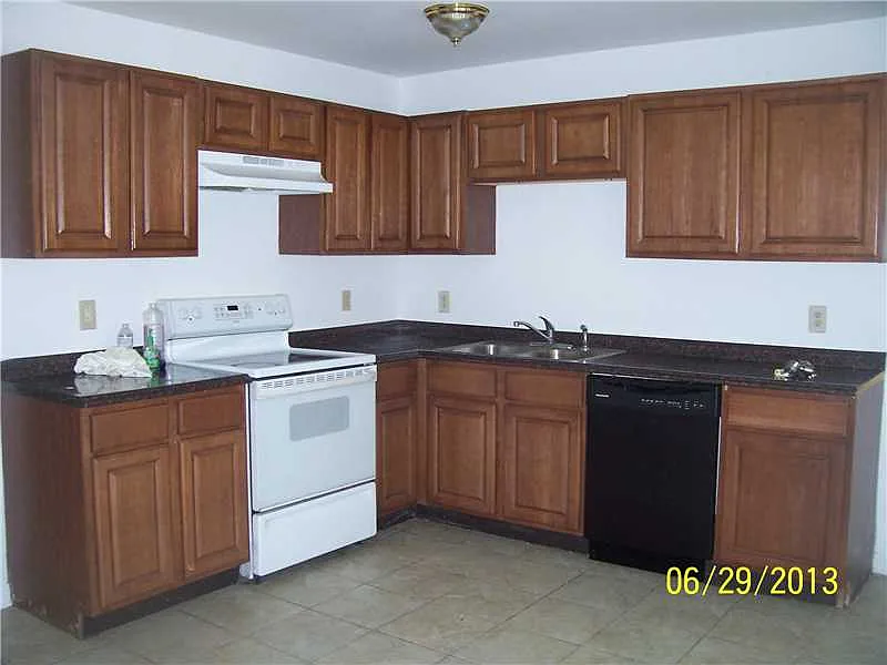 3 bed, 950 sqft, $1,550 — Photo 1