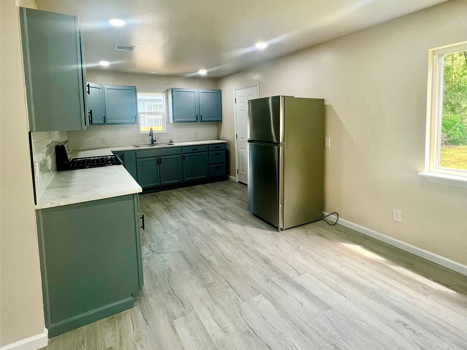 2 bed, 1.0 bath, 823 sqft, $1,200 — Photo 2