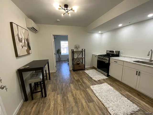 61 Colony St #2B — Photo 1