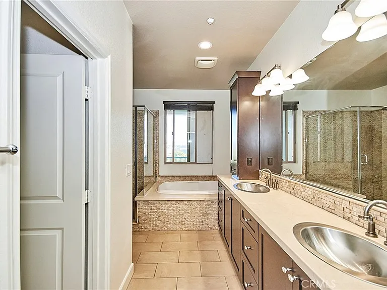 15 Vantis Dr — Photo 5