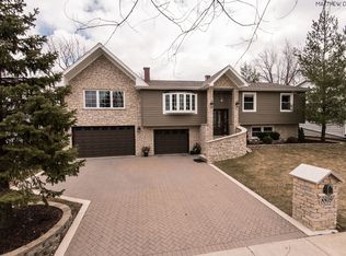 8809 S 84th Ct, Hickory Hills, IL 60457
