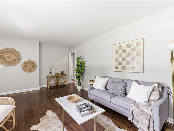3rd image of 2627 Ridgewood Ave