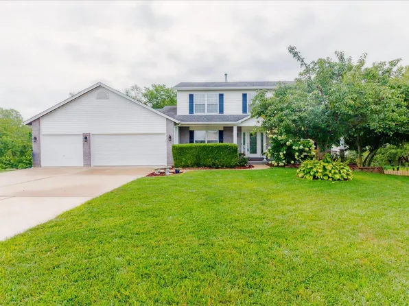 750 Oak Leaf Bluff Dr, Saint Charles, MO 63304