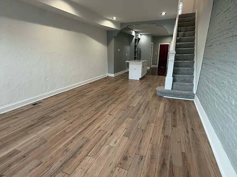 710 N Luzerne Ave — Photo 2