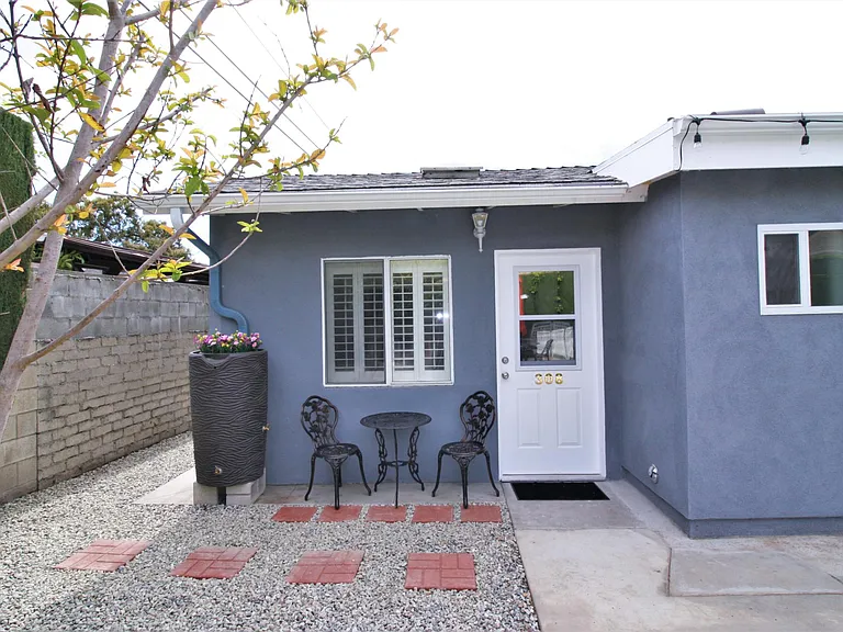 308 N Mission Dr — Photo 2