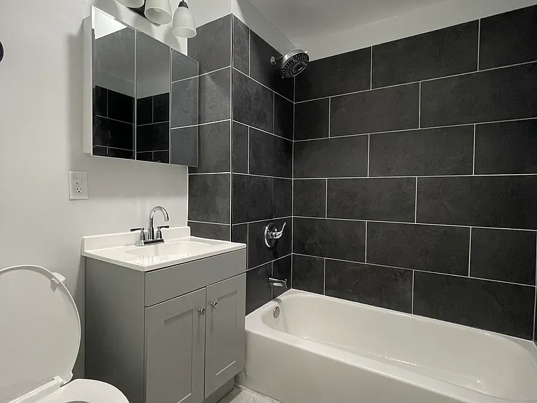916 W 68th St #2W — Photo 7