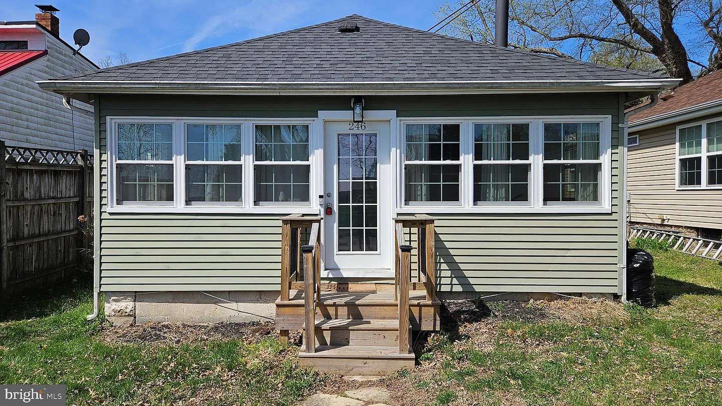 246 Bay Ave photo 1