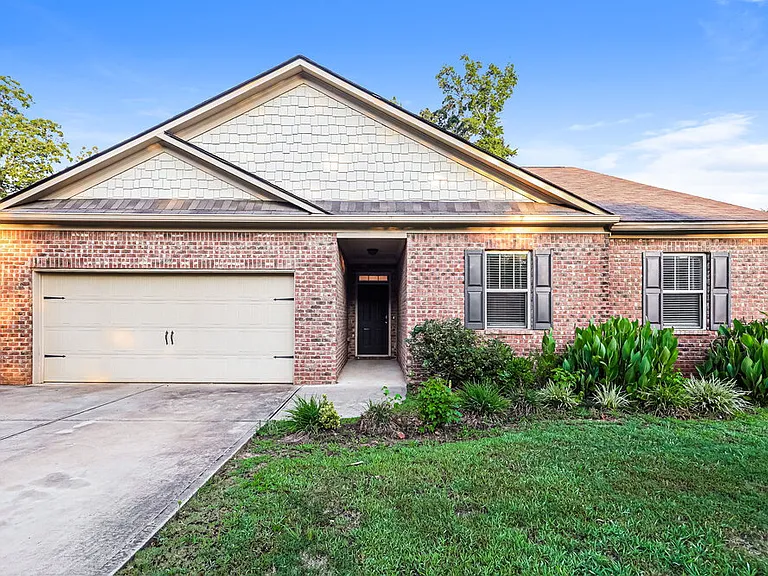 700 Feldwood Ln — Photo 1
